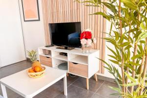 salon z telewizorem na białej szafce w obiekcie Gina - Modern Luminous Balcony - by TGB w Ajaccio +12 zdjęć