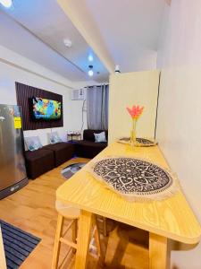 Una televisión o centro de entretenimiento en Gin Studio Rent Davao