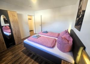 Ένα ή περισσότερα κρεβάτια σε δωμάτιο στο Ferienwohnung Gipfelstürmer