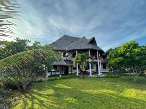 Κήπος έξω από το Colobus Suite of 40m2 in Villa 560 m2, View of the Indian Ocean