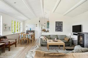 Televisyen dan/atau pusat hiburan di Idyllic Tranquility And Island Atmosphere On Thurø