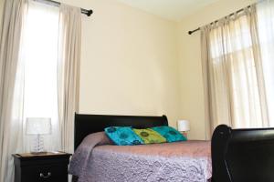 En eller flere senger på et rom på Eclipse Suite Guest Apartment