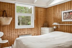 Ένα ή περισσότερα κρεβάτια σε δωμάτιο στο Authentic Holiday Home Idyll Near Beach And Forest