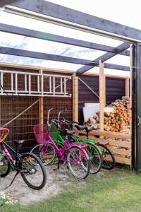 un gruppo di biciclette parcheggiate di fronte a un edificio di Romantic Island Cottage In Cosy Style Near Beach a Maribo