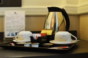 Все необхідне для приготування чаю та кави в Hotel Artis