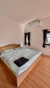 Voodi või voodid majutusasutuse Seamthong Resort เสียมทองรีสอร์ท toas