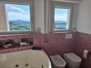 Koupelna v ubytování Spacious apartment in Manciano with view + 37 fotografií