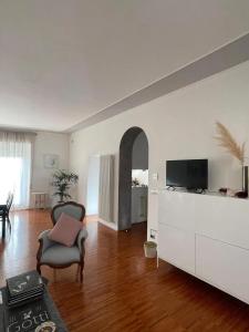 TV a/nebo společenská místnost v ubytování Spacious apartment in Manciano with view