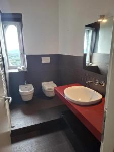 Ένα μπάνιο στο Spacious apartment in Manciano with view