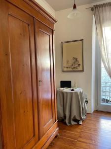 Μια τηλεόραση ή/και κέντρο ψυχαγωγίας στο Spacious apartment in Manciano with view