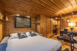 Un pat sau paturi într-o cameră la Chiara Home, in centro a Cortina d Ampezzo