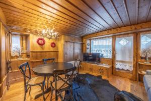 Un televizor și/sau centru de divertisment la Chiara Home, in centro a Cortina d Ampezzo