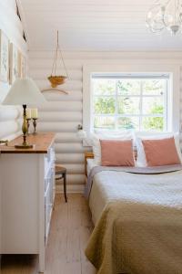 une chambre avec un lit, un bureau et une fenêtre dans l'établissement Beautiful And Romantic Cottage With Swimmingpool, à Melby 28 autres photos