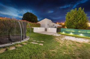Κήπος έξω από το Villa Amia in Pula for 6 people with jacuzzi & kids playground - pet friendly