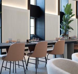 ein Esszimmer mit Tisch und Stühlen in der Unterkunft Almanac Palais Vienna in Wien