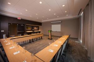 ein Konferenzraum mit langen Holztischen und einer Leinwand in der Unterkunft Courtyard by Marriott Boston Littleton in Littleton + 22 Fotos