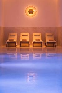 Der Swimmingpool an oder in der Nähe von Almanac Palais Vienna