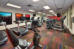 Fitness centrum a/nebo fitness zařízení v ubytování Courtyard by Marriott Times Square West