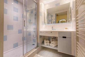 希贝尼克Amadria Park Kids Hotel Andrija的带淋浴和水槽的浴室
