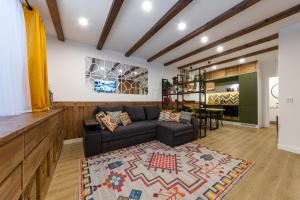 una sala de estar con un sofá y una mesa en Цілий триповерховий будинок Freeman-3 над річкою з альтанкою та грилем - СВІТЛО Є ЗАВЖДИ, en Bukovel 45 fotos más