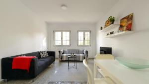 a living room with a couch and a table at Bonito apartamento en Ingenio in Ingenio +20 photos