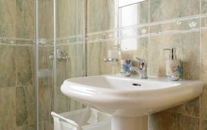 a white sink in a bathroom with a mirror at Bonito apartamento en Ingenio in Ingenio