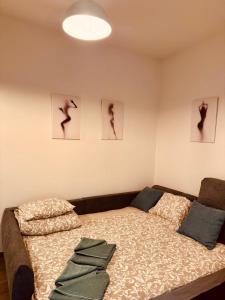 Postel nebo postele na pokoji v ubytování Pearl Bee Deluxe Suites