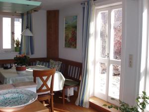 sala de estar con mesa de comedor y puerta corredera de cristal en Ferienhaus Austragshaus, en Stockheim 6 fotos más