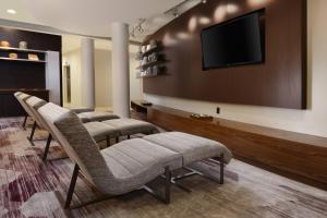 Televisyen dan/atau pusat hiburan di Courtyard Marriott Houston Pearland