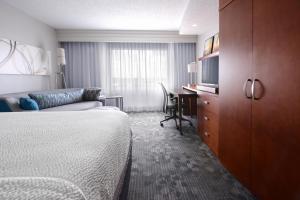 Katil atau katil-katil dalam bilik di Courtyard Marriott Houston Pearland