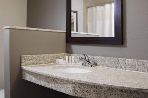 Bilik mandi di Courtyard Marriott Houston Pearland