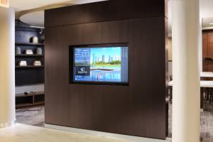 Televisyen dan/atau pusat hiburan di Courtyard Marriott Houston Pearland