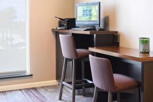 Televisyen dan/atau pusat hiburan di Courtyard Marriott Houston Pearland