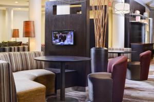 Televisyen dan/atau pusat hiburan di Courtyard Marriott Houston Pearland
