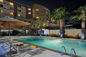 Kolam renang di atau dekat dengan Courtyard Marriott Houston Pearland