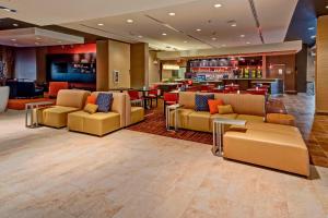 Posezení v ubytování Courtyard by Marriott Westbury Long Island