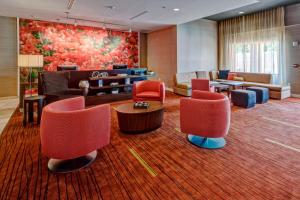 Posezení v ubytování Courtyard by Marriott Westbury Long Island