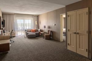 Posezení v ubytování Courtyard by Marriott Westbury Long Island