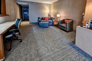 Posezení v ubytování Courtyard by Marriott Westbury Long Island