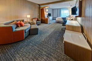Postel nebo postele na pokoji v ubytování Courtyard by Marriott Westbury Long Island