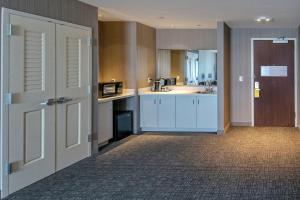 Kuchyň nebo kuchyňský kout v ubytování Courtyard by Marriott Westbury Long Island