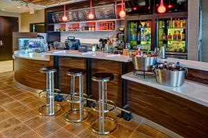 Lounge nebo bar v ubytování Courtyard by Marriott Westbury Long Island