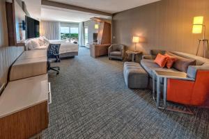 Posezení v ubytování Courtyard by Marriott Westbury Long Island