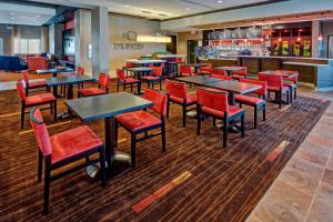 Restaurace v ubytování Courtyard by Marriott Westbury Long Island