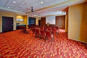 TV a/nebo společenská místnost v ubytování Courtyard by Marriott Westbury Long Island + 28 fotografií