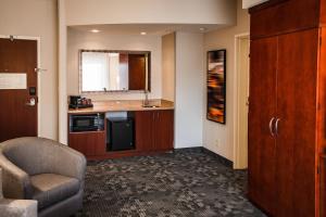 Kuchyň nebo kuchyňský kout v ubytování Courtyard by Marriott Norman