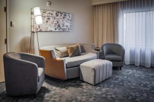 Posezení v ubytování Courtyard by Marriott Norman