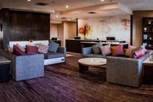 Posezení v ubytování Courtyard by Marriott Norman