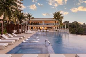 Bazén v ubytování Radisson Blu Hotel, Conakry nebo v jeho okolí