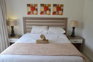 Кровать или кровати в номере St Lucia Stays